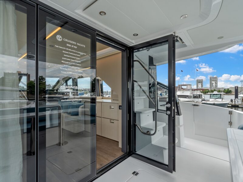 2026 Cruisers Yachts 57 Fly