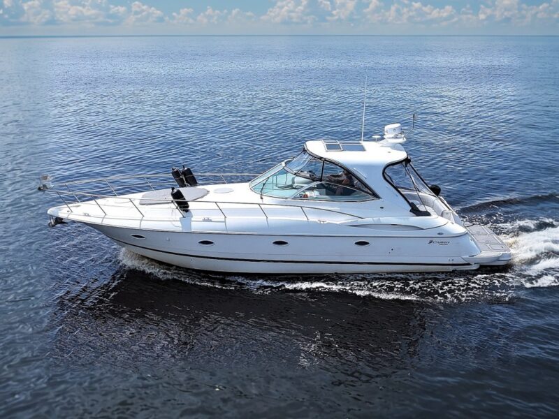 2003 Cruisers Yachts 3970 Express