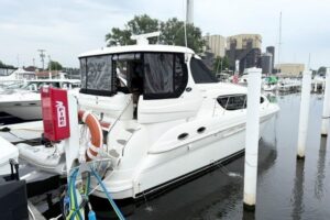 2004 Sea Ray 390 Motor Yacht for sale - photo 2