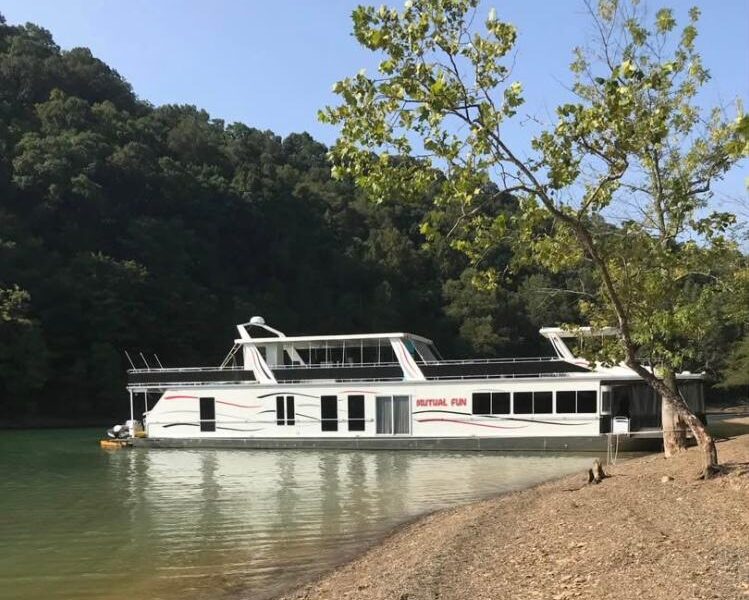 2006 Fantasy Houseboat