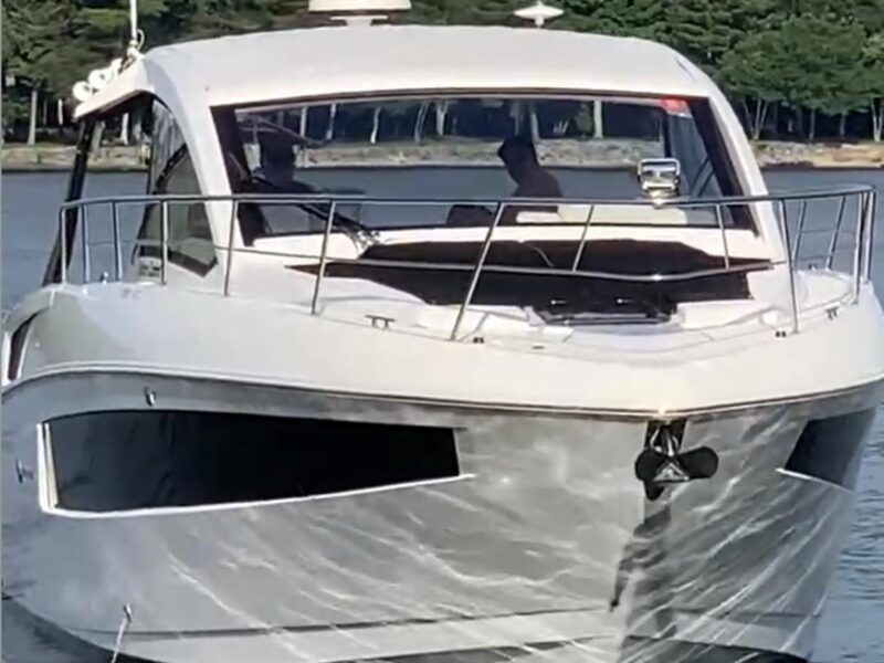 2018 Cruisers 390 Express Coupe