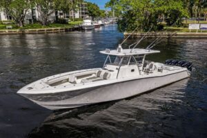 2018 Invincible 42 Center Cabin for sale