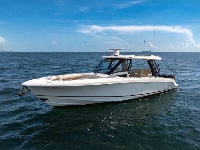 2023 Boston Whaler 350 Realm