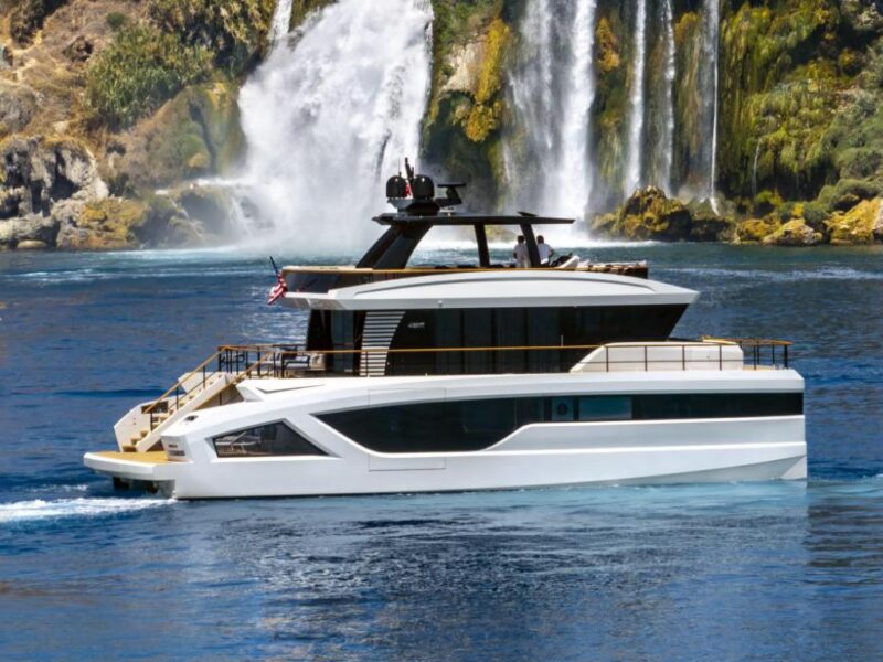 2027 Lazzara LPC 300
