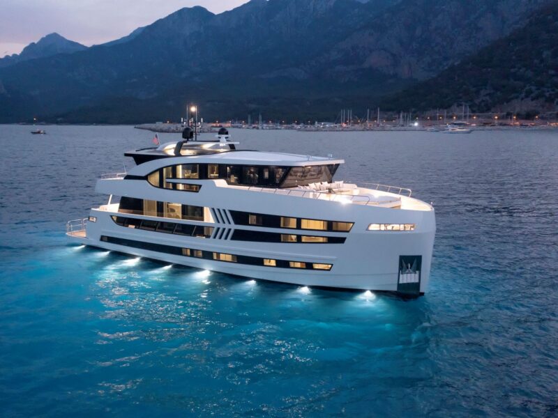 2027 Lazzara UHV 90